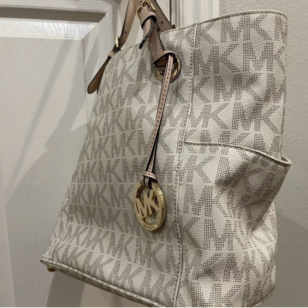 Perfect Condition Michael Kors handbag - Picture 12 of 12